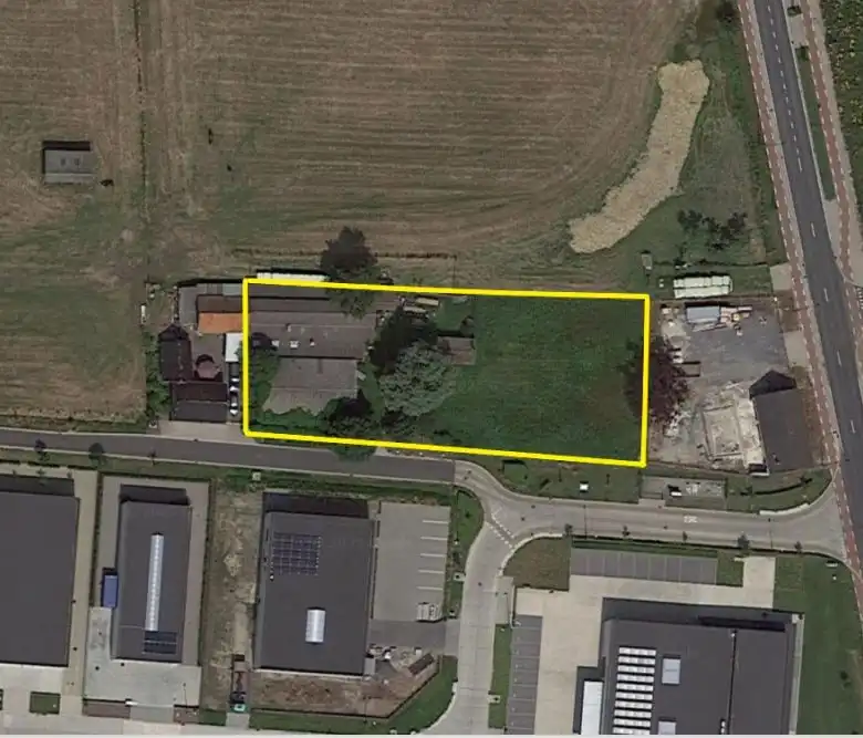 Woning-bijgebouw met tuin te Zwevezele foto {{pictureIndex}}