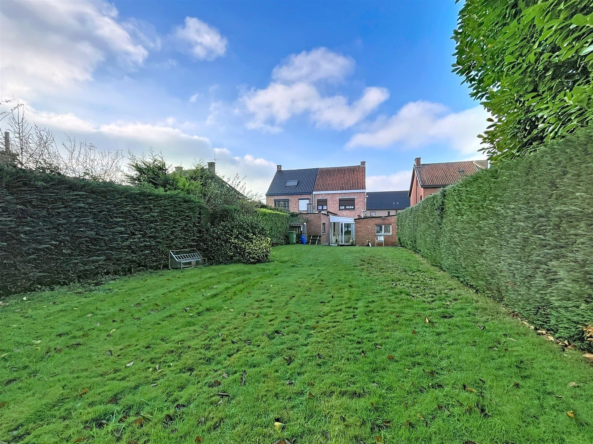 Halfopen bebouwing met 3 slpk & garage op een perceel van 428 m² foto 2