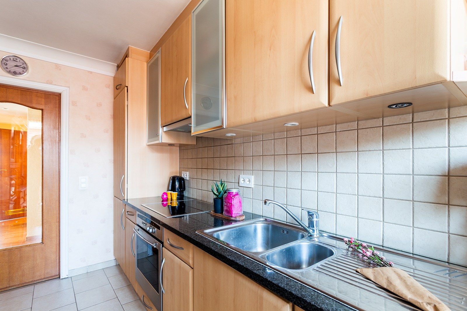Instapklaar hoekappartement met veel lichtinval op een rustig pleintje foto 15