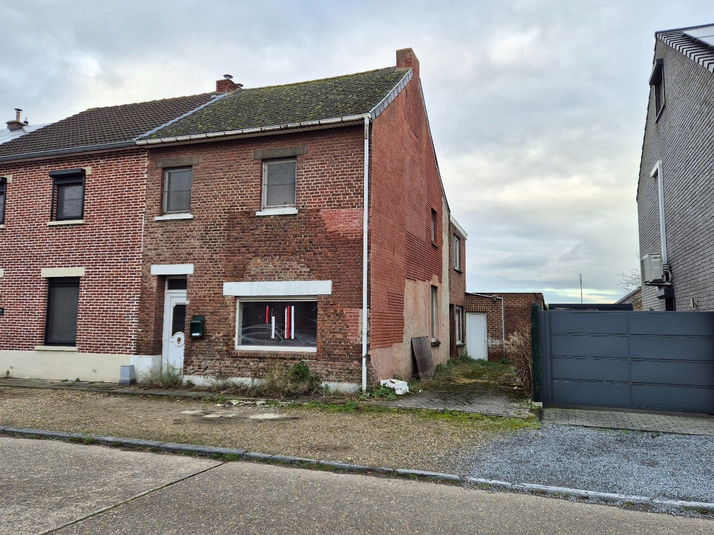 Te renoveren halfopen woning met 3 slaapkamers foto 25