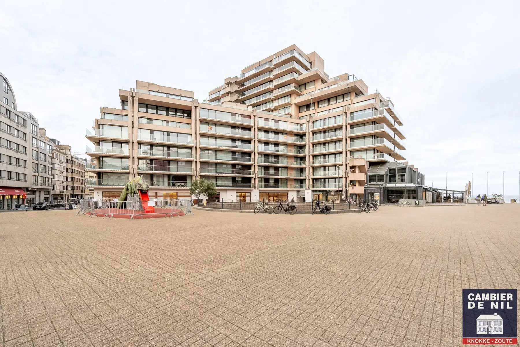 Gemeubeld appartement met frontaal zeezicht aan het Vanbunnenplein foto 33