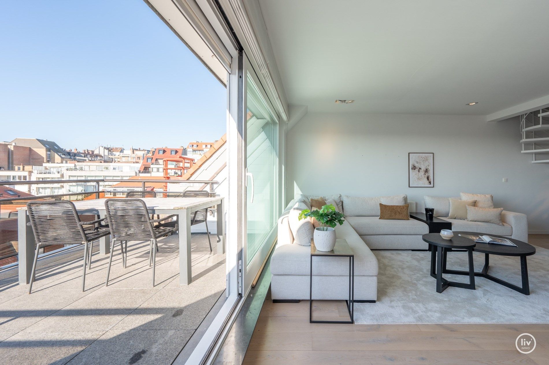 Prachtig, ruim gerenoveerd duplex appartement met magnifieke open zichten en terrassen vlakbij het Rubensplein en zeedijk te Knokke.  foto 2