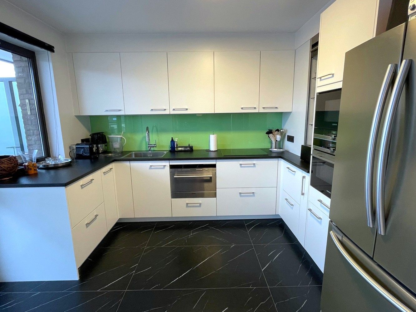 Gerenoveerd 3 slaapkamer appartement met garage foto 5