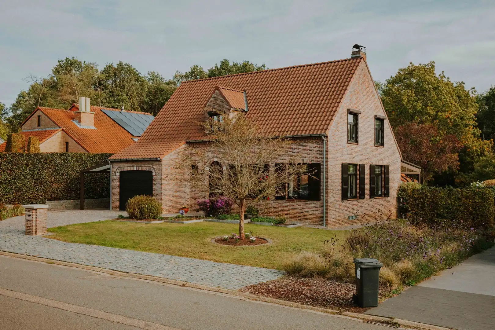 Instapklare gezinswoning in een groene omgeving foto {{pictureIndex}}