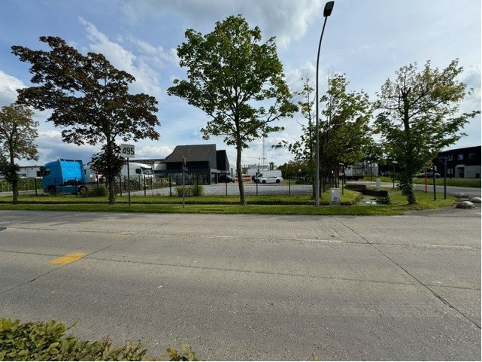 Verhard terrein + kantoor en woonst te koop foto 5