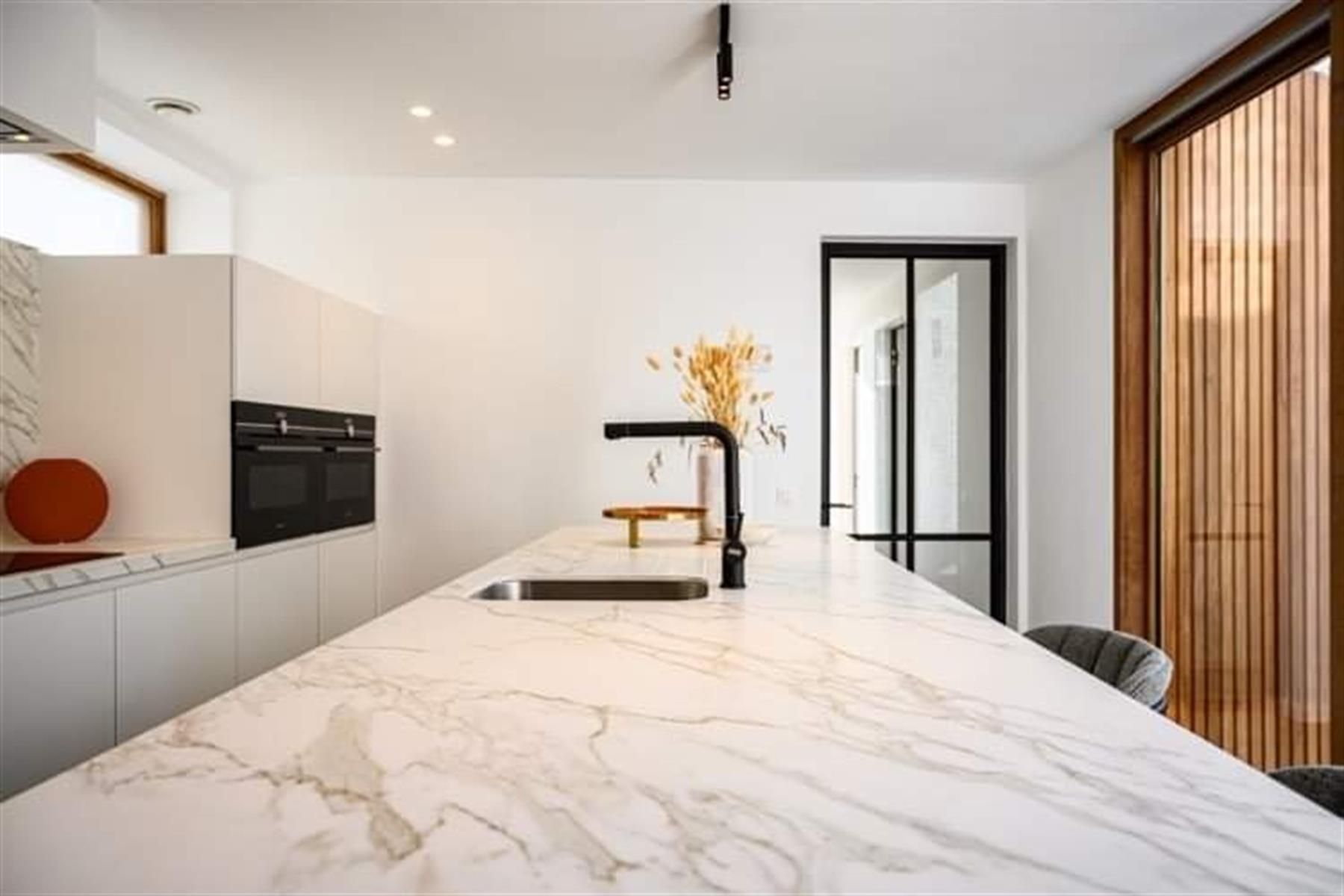 Karaktervol gelijkvloers  appartement met patio en terras foto 9
