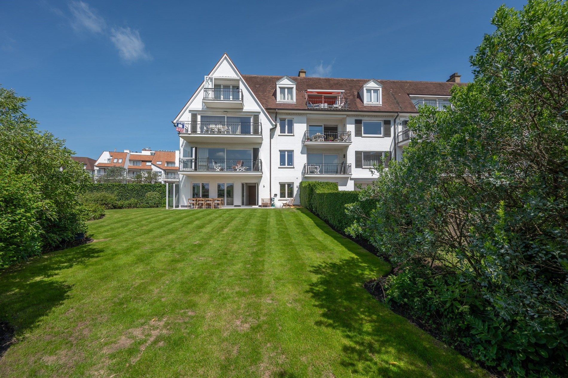 Magnifiek gerenoveerd HOEKappartement met tuin in een villaresidentie op enkele passen van  het strand, hartje Zoute.  foto 18