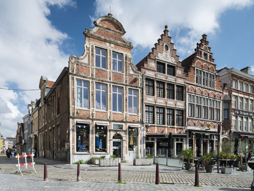 Centrum Gent. Handelspand in 17de-eeuws karaktervolle trappenwoning te vrijdagmarkt foto {{pictureIndex}}