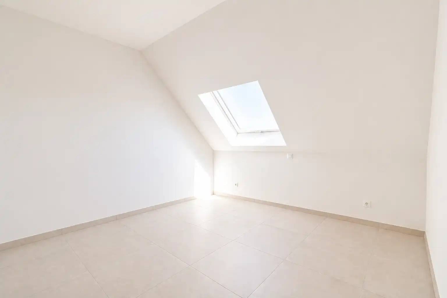 Prachtig 3-slaapkamerappartement met hoogwaardige afwerking, lichtrijke leefruimte en grote terrassen.   foto 8