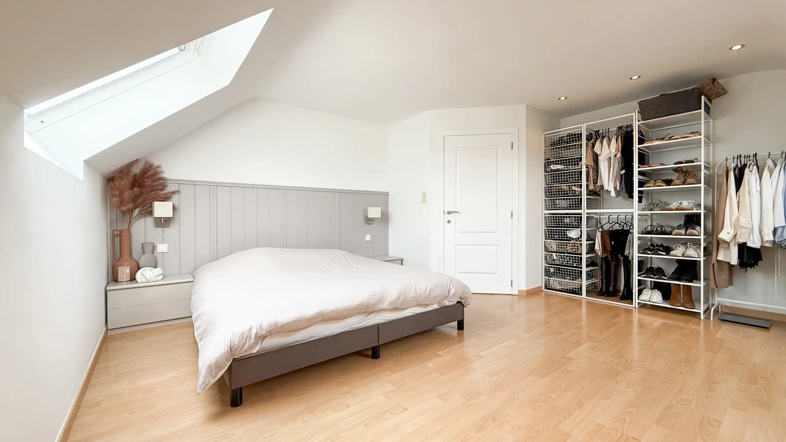 Zeer ruim appartement met 4 slaapkamers en parking in Tuilt! foto 39