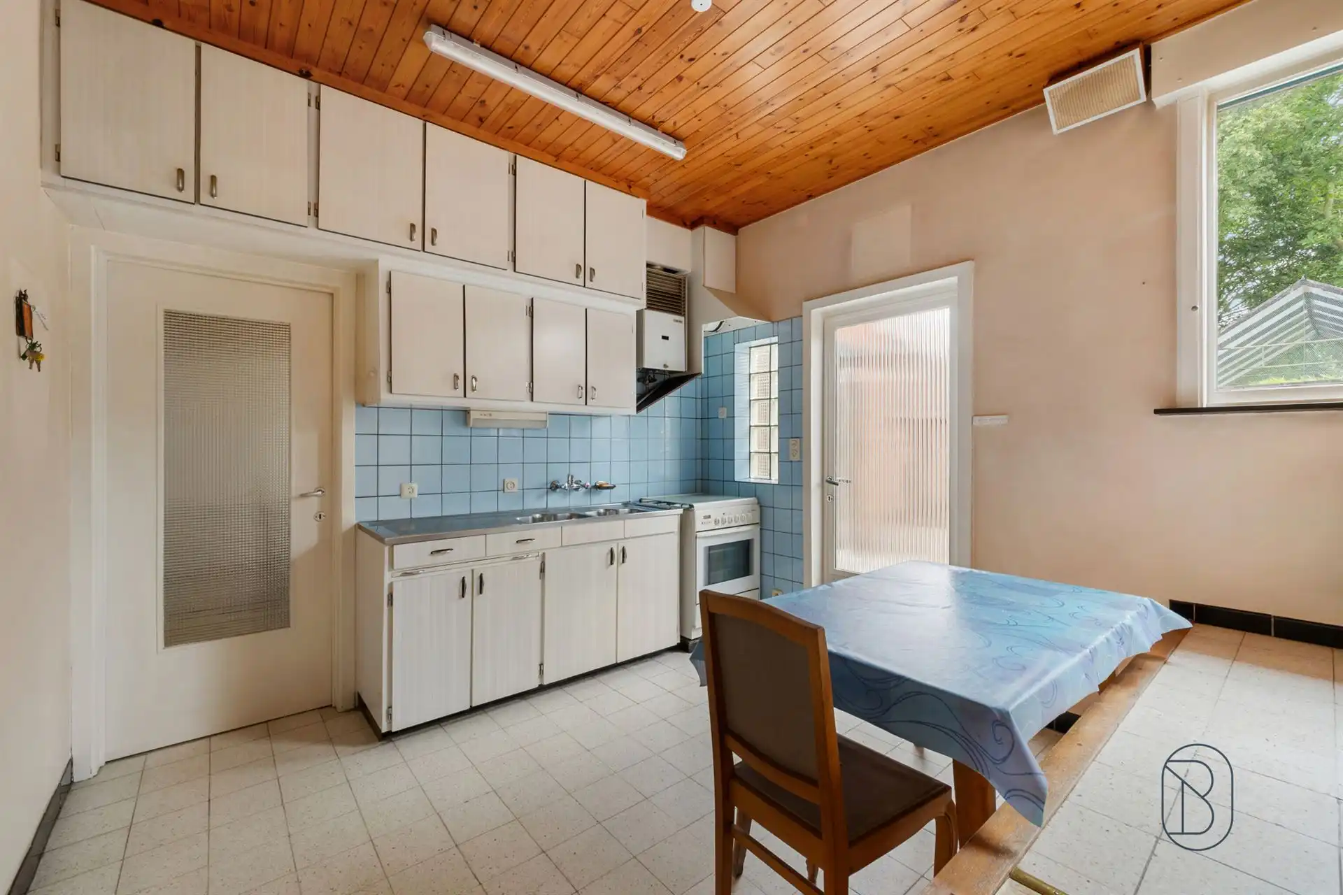 Te renoveren woning met 9 slpk, garage en tuin in Deerlijk foto 13