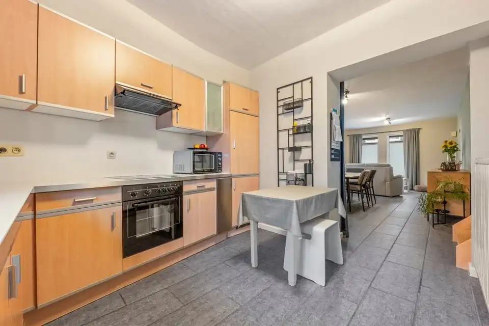 INSTAPKLARE HALFOPEN BEBOUWING MET ZONNEPANELEN EN TERRAS IN TONGEREN foto 9