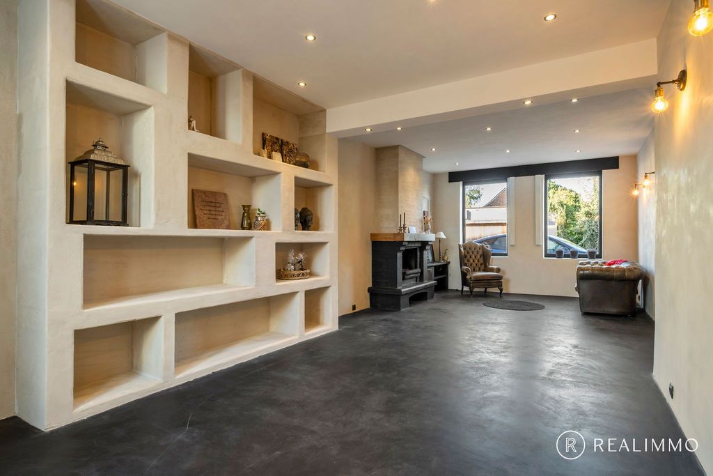 Stijlvol gerenoveerde woning met 3 slaapkamers in Sint-Denijs foto {{pictureIndex}}