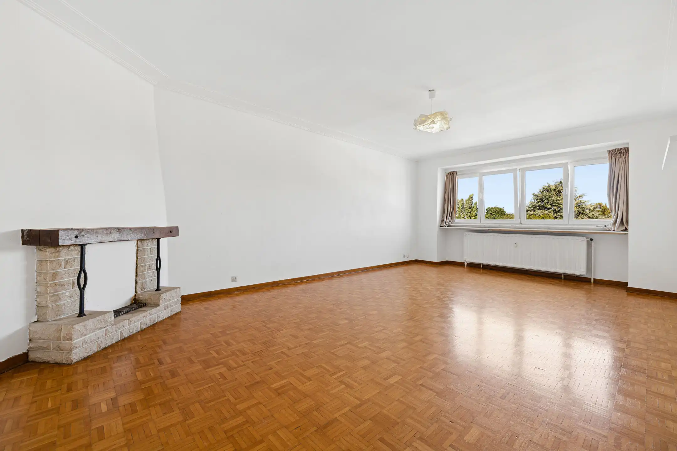 LAKEN : APT met 2 slaapkamers, terras en veel potentieel foto {{pictureIndex}}