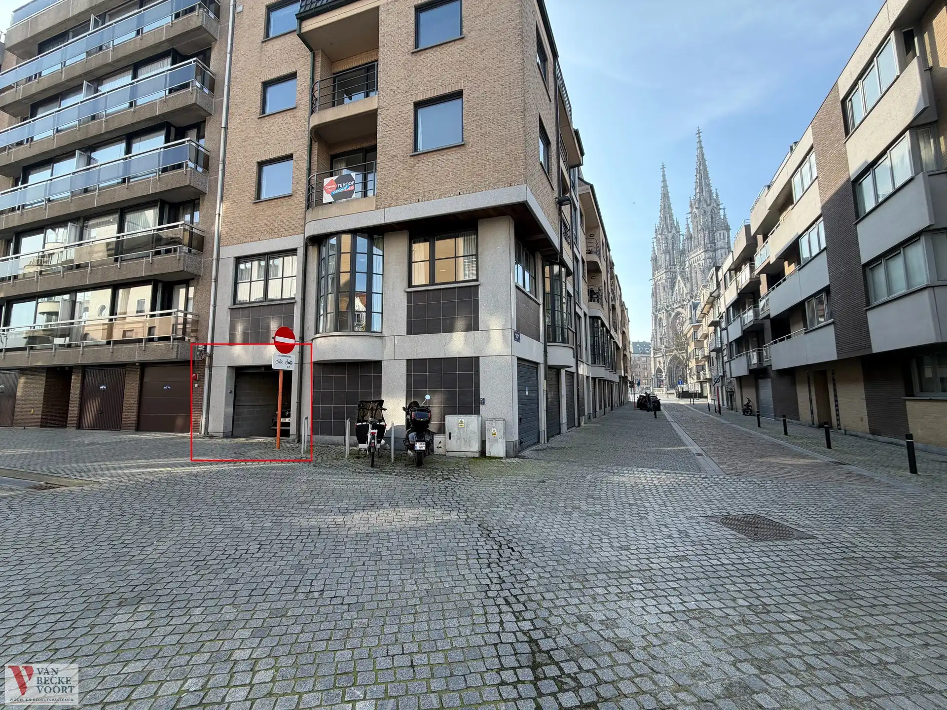 Afgesloten ruime garagebox foto {{pictureIndex}}