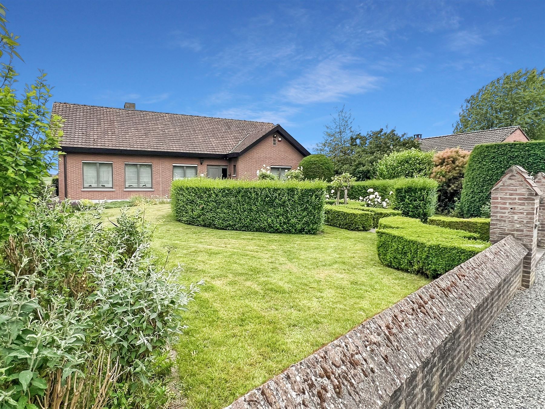 Comfortabele woning met een prachtige tuin en praktische bijgebouwen foto 19
