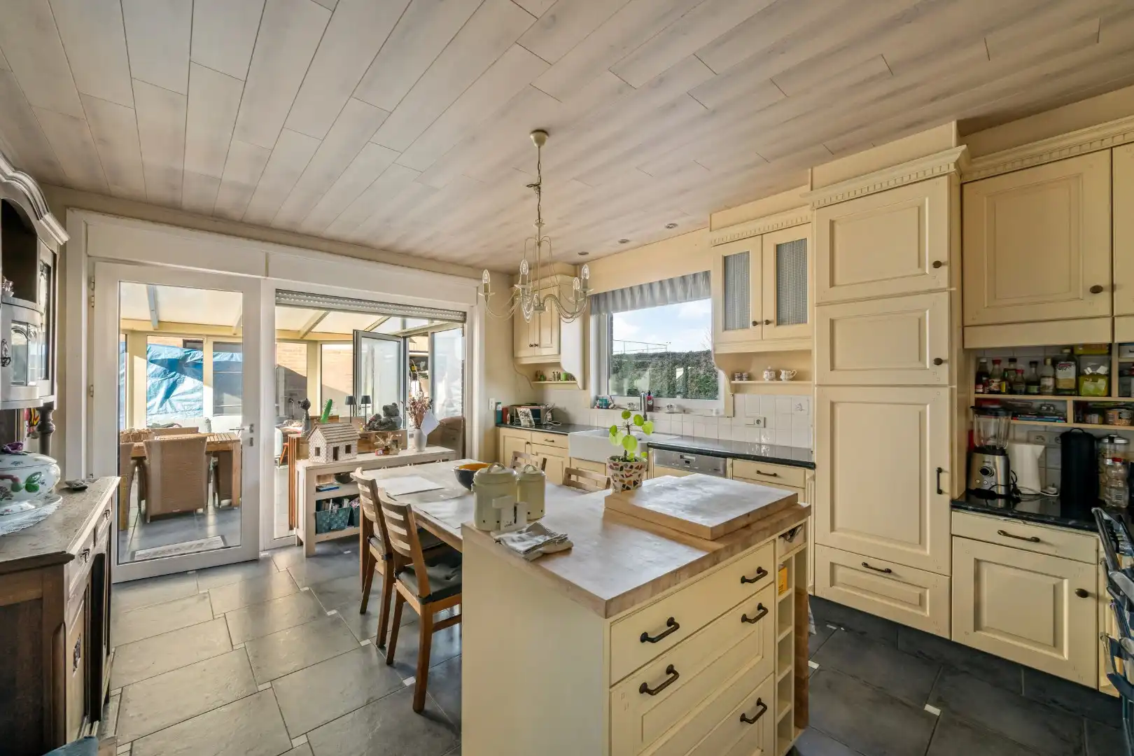 Instapklare woning met 4 slaapkamers, garage en tuin in Sint-Eloois-Winkel (Ledegem) foto 6