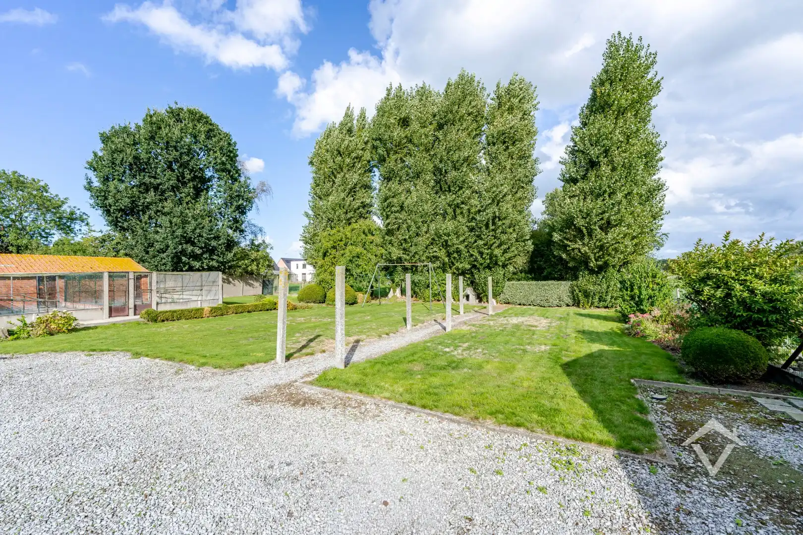 Ruime woning met bijgebouwen in Gistel: 5 Slaapkamers, 368m² Woonoppervlakte op een perceel van 1801m² foto 30