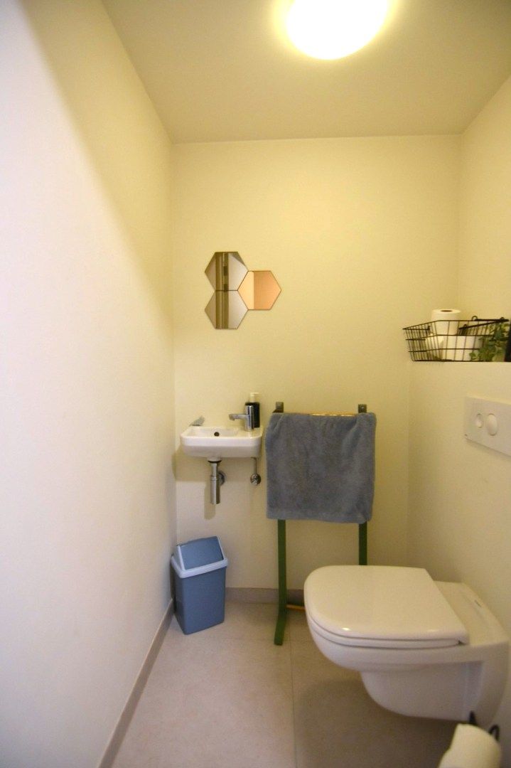 Lichtrijk 2-slpk appartement met privé parking nabij Rumbeke foto 3