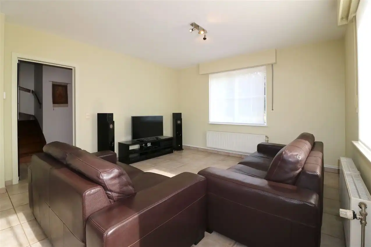 Gusting gelegen woning met 3 slp, garage en tuin foto 3