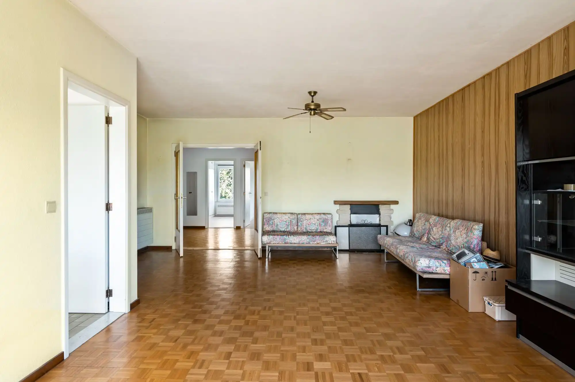 Lichtrijk appartement met sixties vibe en garagebox – ideaal renovatieproject! foto 4