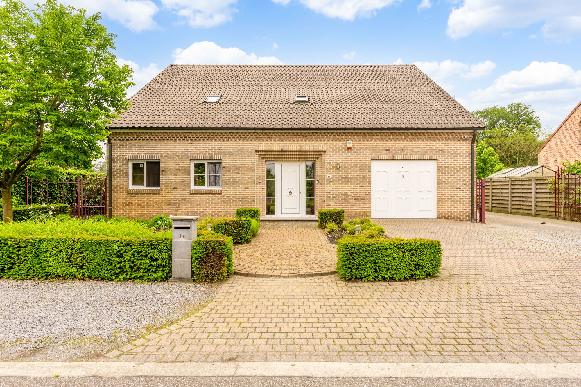 IDEALIS VASTGOED - ZEER RUSTIG GELEGEN VILLA MET ACHTERLIGGEND PERCEEL (+-2ha) ! – Perfect onderhouden woning met fijne indeling op een centrale locatie en dicht bij het centrum van Overpelt! Deze woning omvat +-431m² bewoonbare oppervlakte met een fijne lichtrijke leefruimte, 3 keukens, 3 badkamers, 4 slaapkamers, een zeer aangename veranda met prachtig uitzicht op de achterliggende weides en is volledig onderkelderd!! De woning is gelegen op een perceel van +- 2 ha op het ’Lindel’ en op fietsafstand van het centrum van Overpelt. Zeer geschikte woning voor paarden- en dierenliefhebbers die opzoek zijn naar een perfect onderhouden, instapklare woning met veel ruimte, stallingen en opbergplaatsen. foto 9