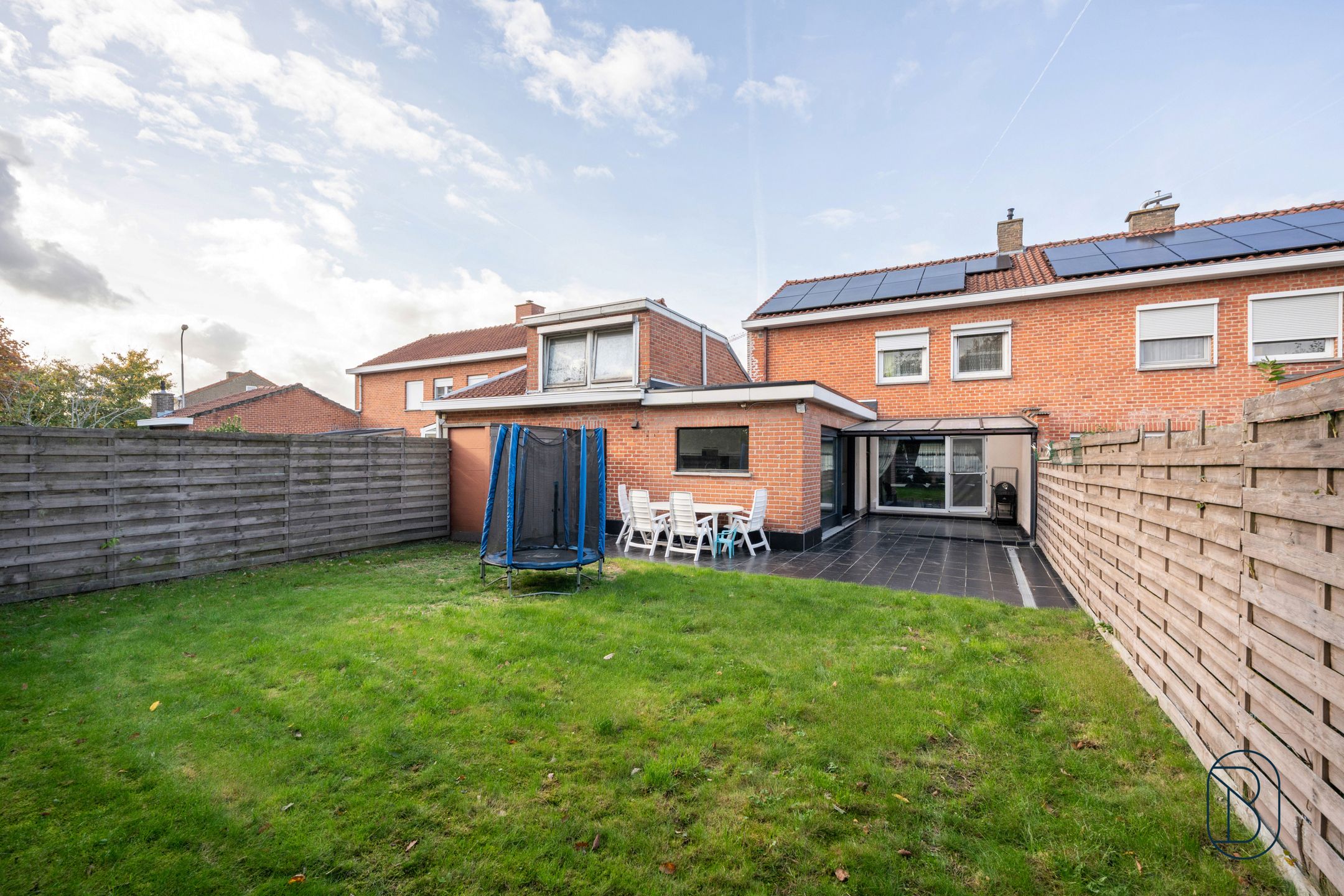 Grote woonst met 4 slk, tuin en garage, zonnepanelen.  foto {{pictureIndex}}