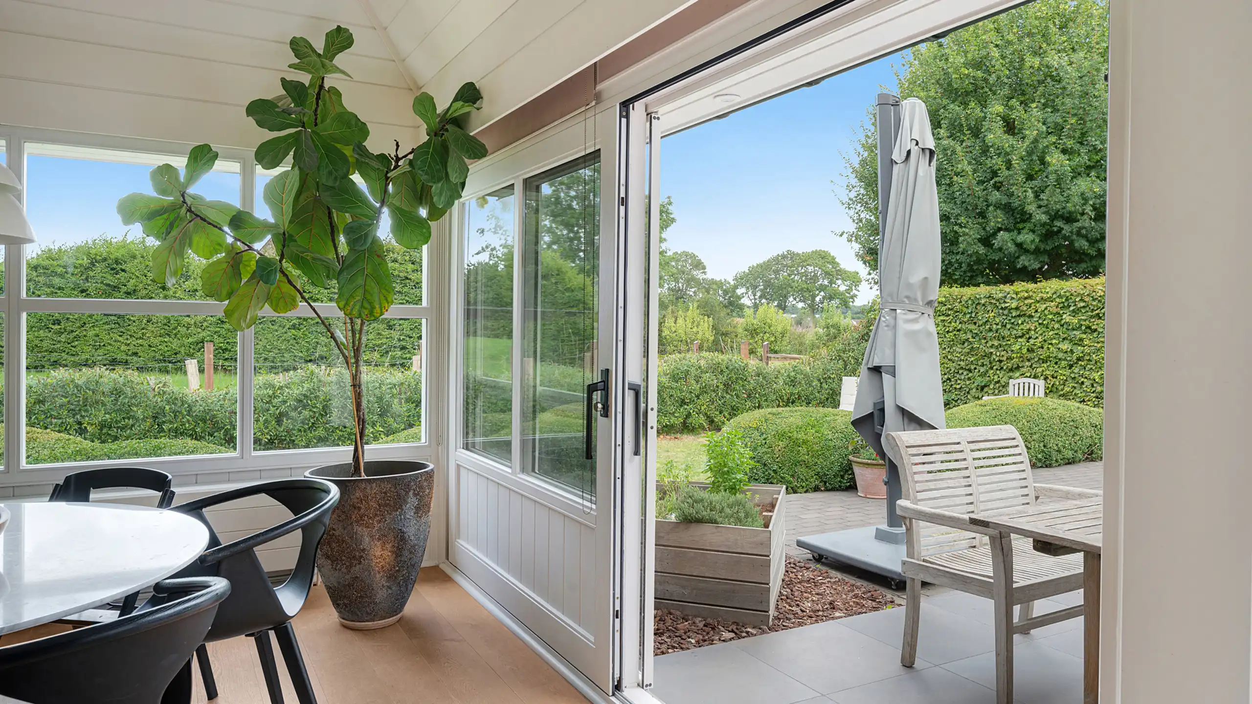 Vrijstaande woning met open zichten over de Damse polders foto 9