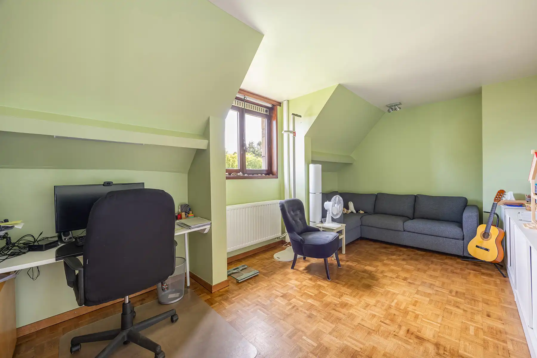 Landhuis met 4 slaapkamers, dubbele oprit en zonnige tuin! foto 12