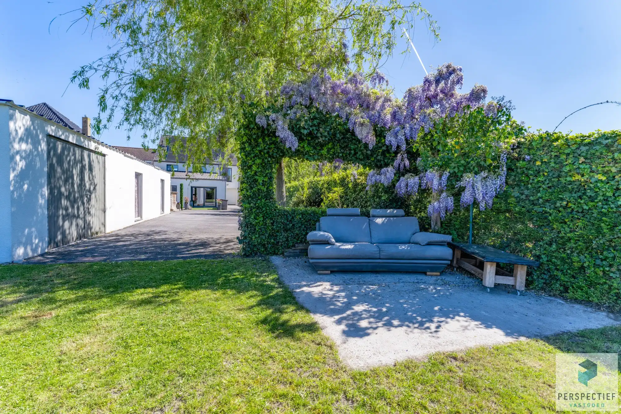 Ruime, instapklare woning met 4 slaapkamers, garage en magazijn op 970 m² foto 6