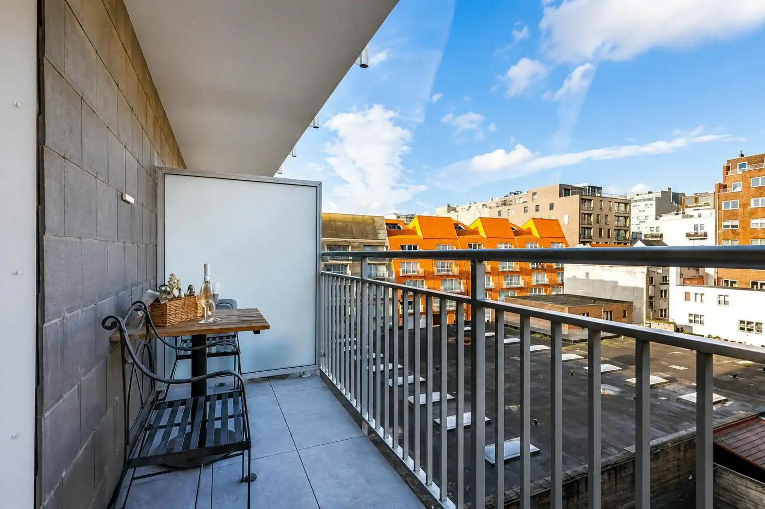 Ruime gerenoveerde studio met terras vlakbij de Zeedijk foto 2