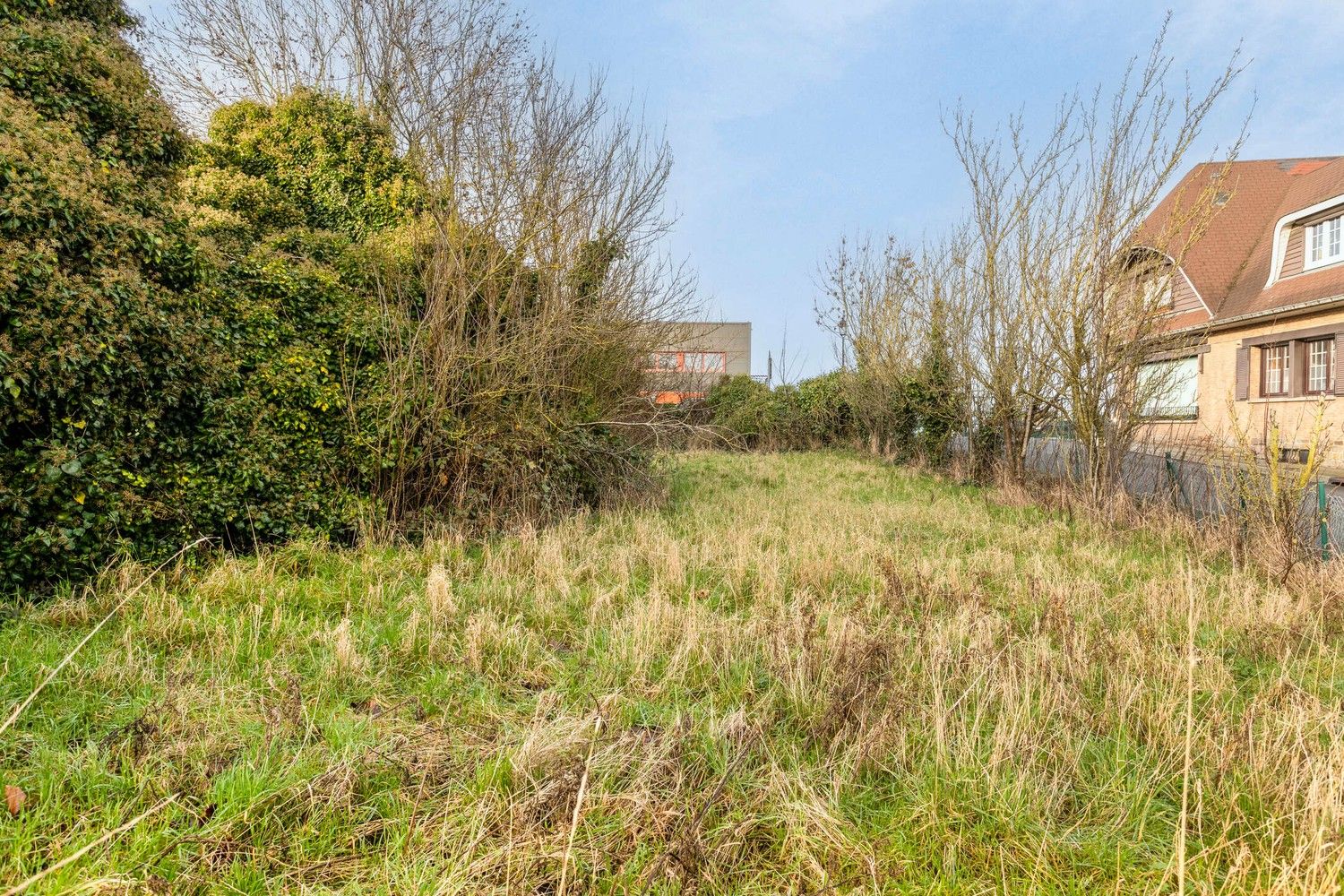 OOST-CAPPEL: Mooi gelegen stuk bouwgrond, zuid gericht en vlotte toegang op 587m² totale grondoppervlakte. foto {{pictureIndex}}