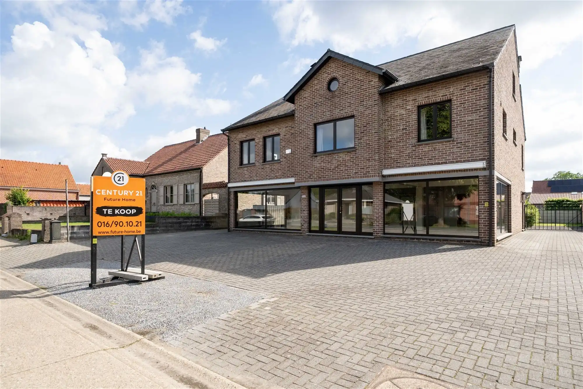 Handelspand met appartement te koop in Westerlo!! foto 2
