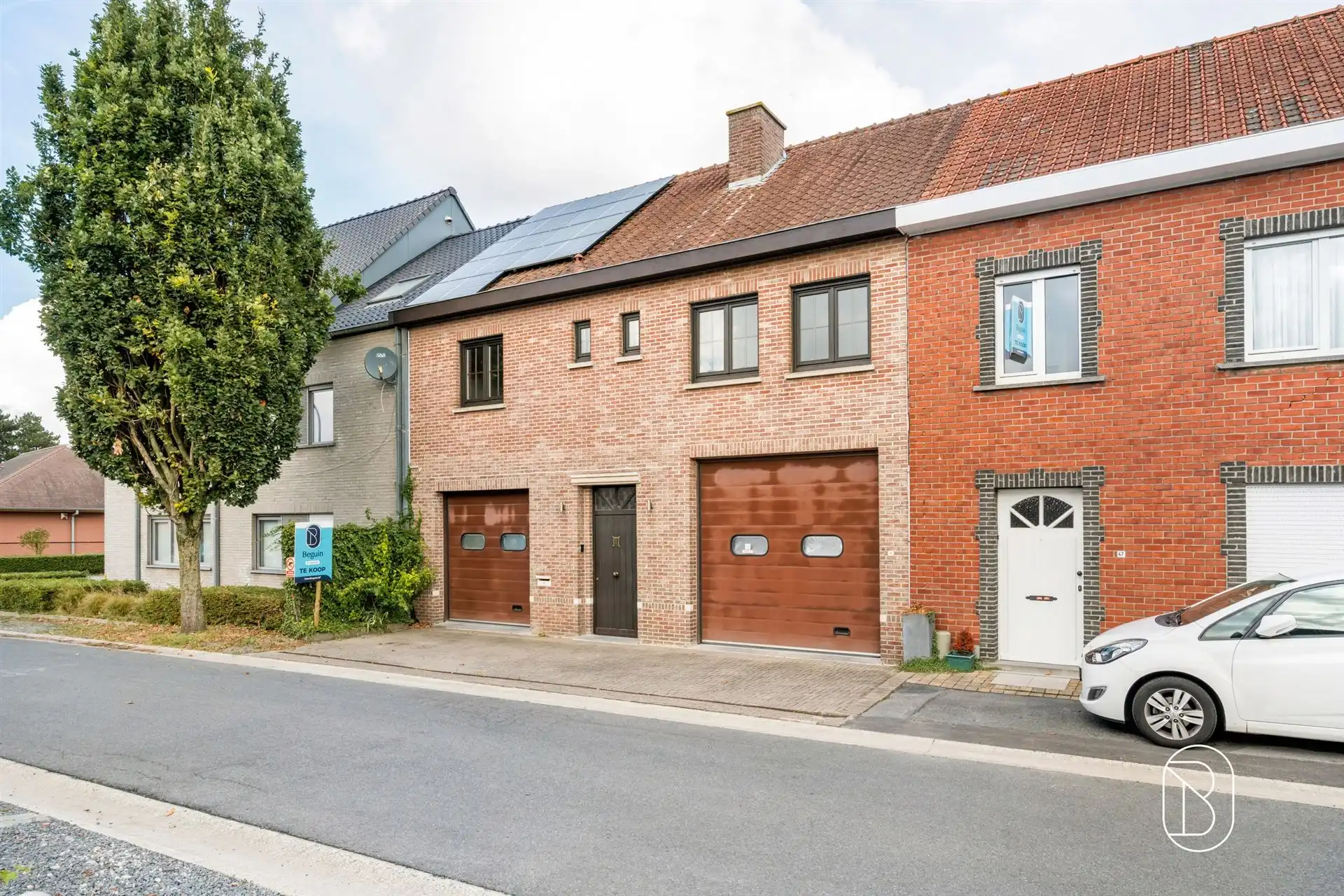 Ruime woning met atelier, bureau en maar liefst 3 garages foto 2