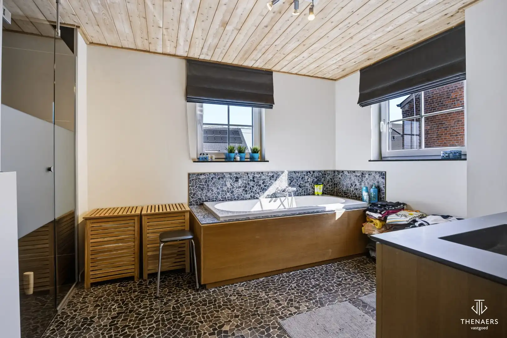 Ruime en karaktervolle woning met 4 slaapkamers, 2 badkamers en prachtige tuin – optioneel met achterliggende weide. foto 26