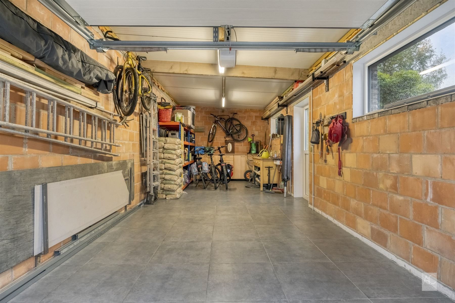 Recente halfopen bebouwing met 3 slaapkamers en garage foto 28