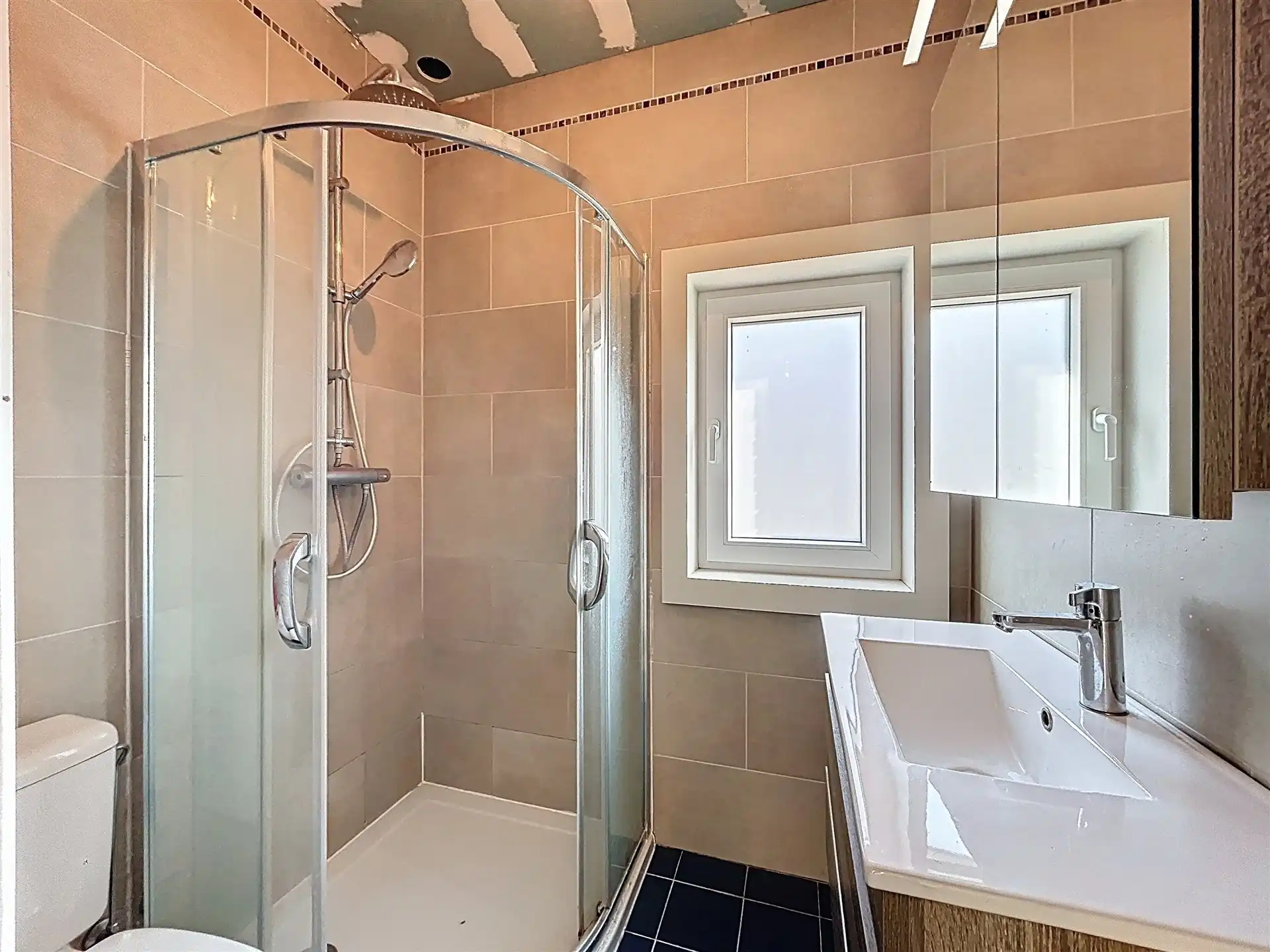 Instapklare half open bebouwing met 3 slaapkamers en oprit voor meerdere wagens op toplocatie foto 11