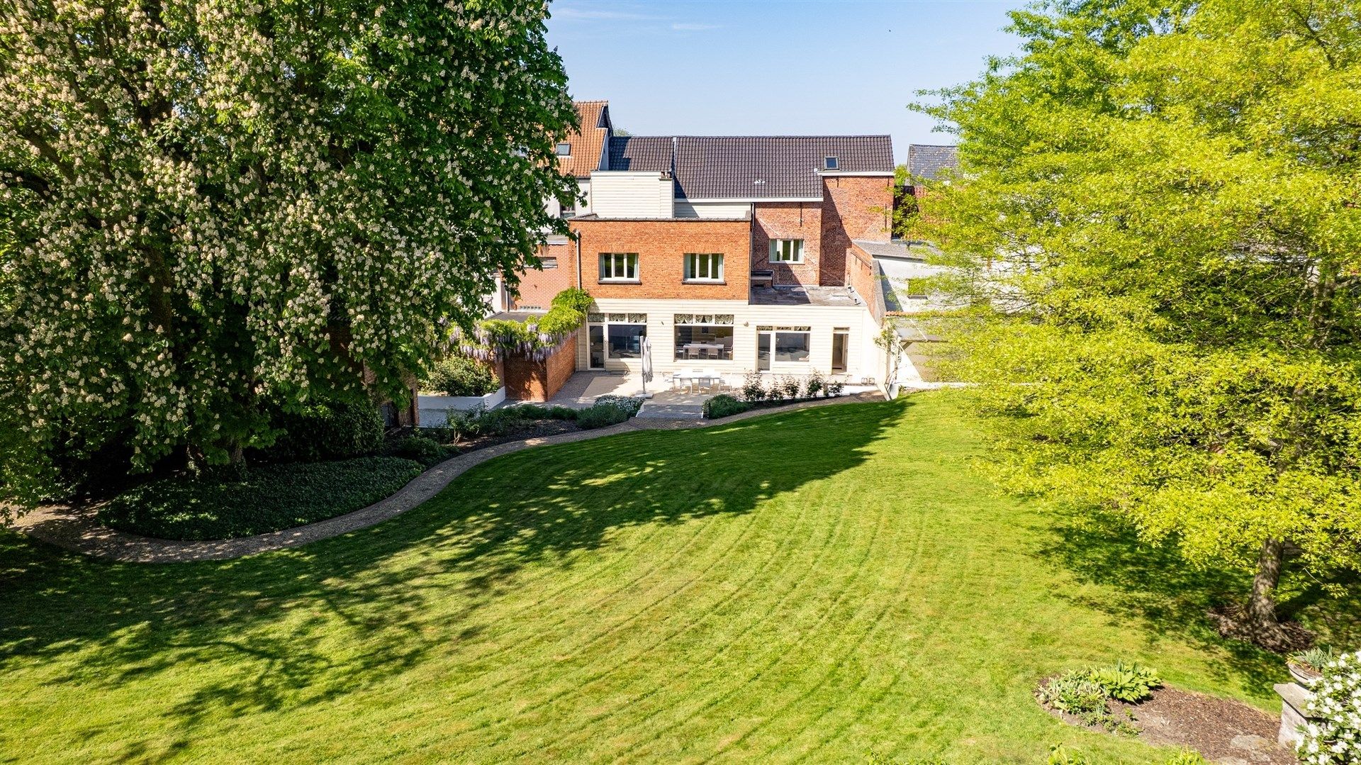 Exclusief herenhuis in neoclassicistische stijl met prachtige tuin foto 37