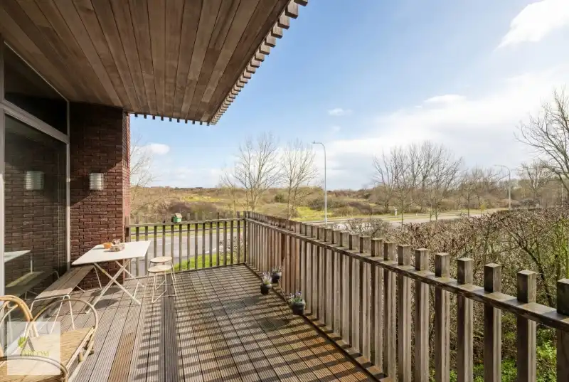 Ontdek dit uniek en zeer ruim duinen appartement (110m² netto bew.opp + terras 15 m²) op 250 meter van het strand en beslist op één van de mooiste locaties aan de westkust! foto {{pictureIndex}}
