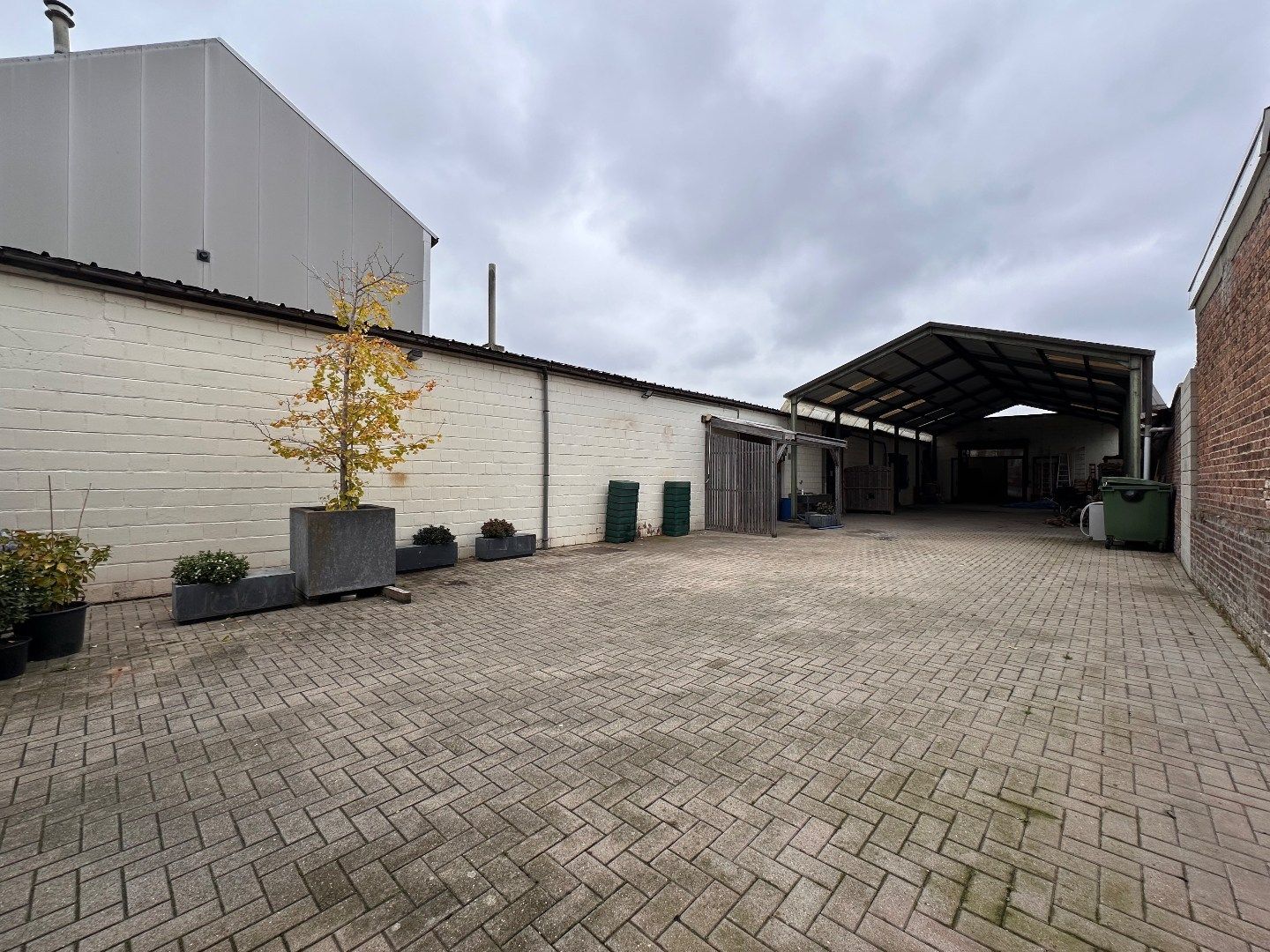 Ruim handelspand met magazijnen, loods, bureelruimte en grote tuin foto 2