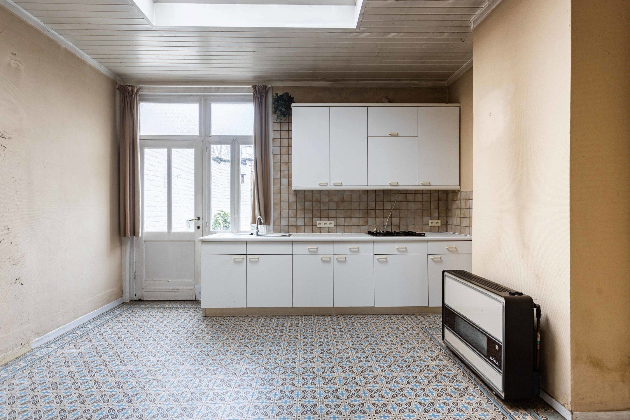 Charmante, te moderniseren stadswoning met tuintje. foto 8