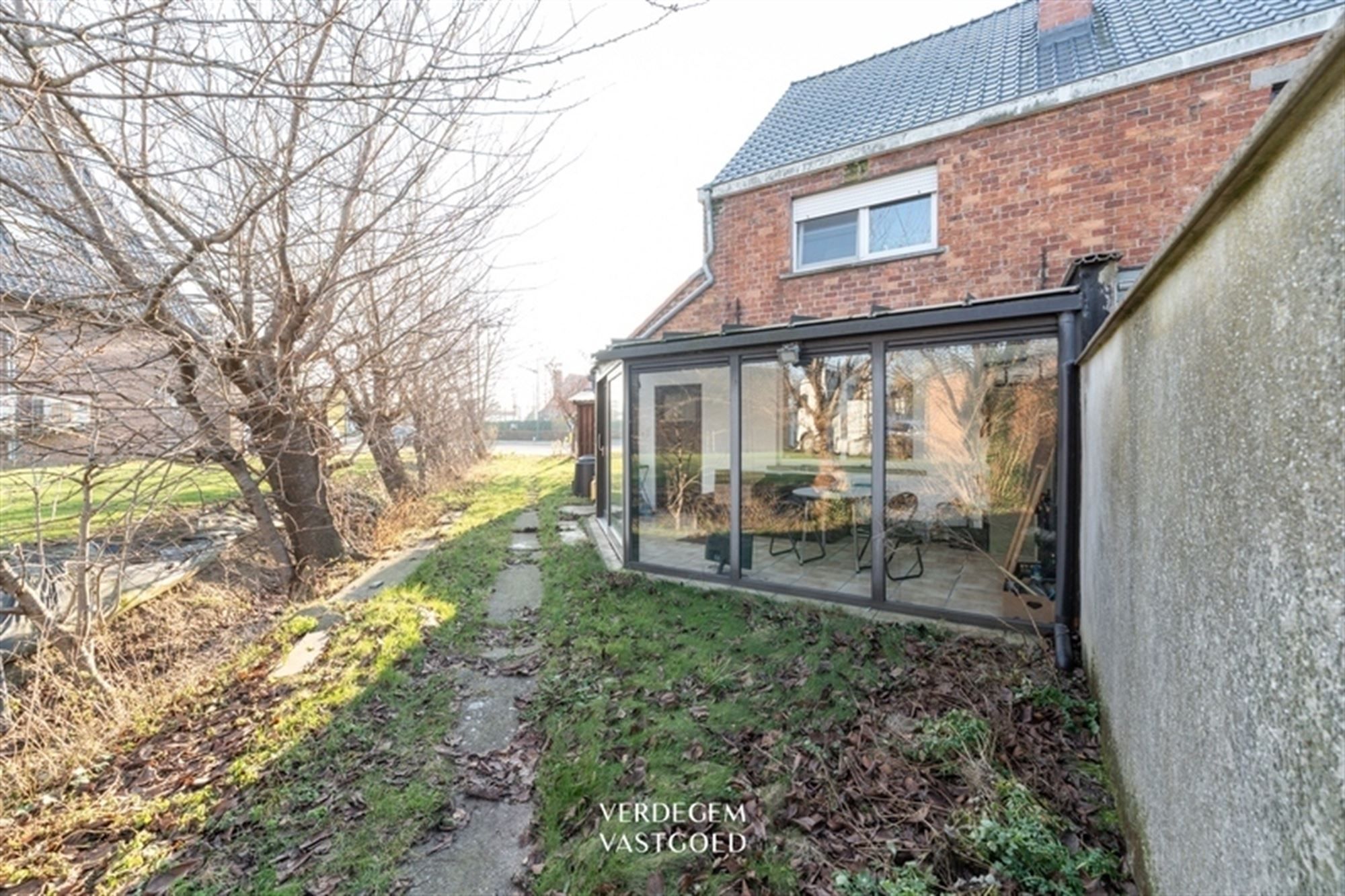 Centraal gelegen woning met 2 slaapkamers, garage en tuin foto 13