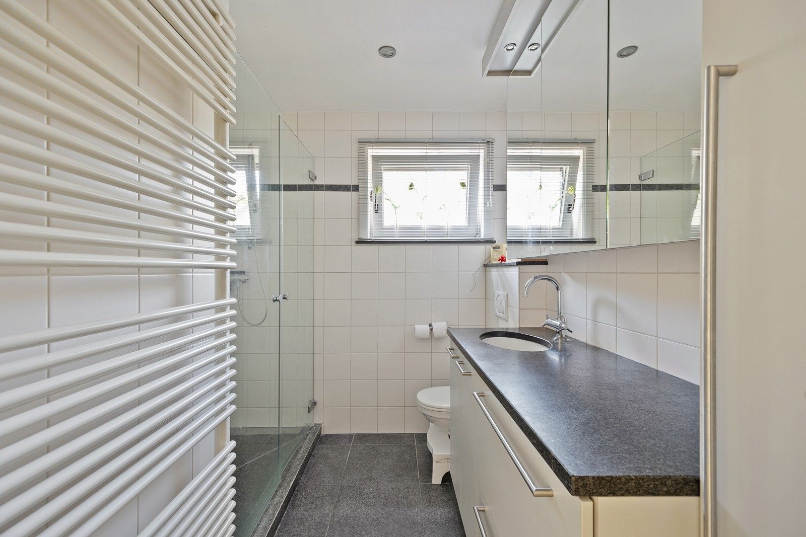 Volledig gemeubeld en instapklare woning met 3 slaapkamers en zeer leuke en zonnige tuin. foto 7