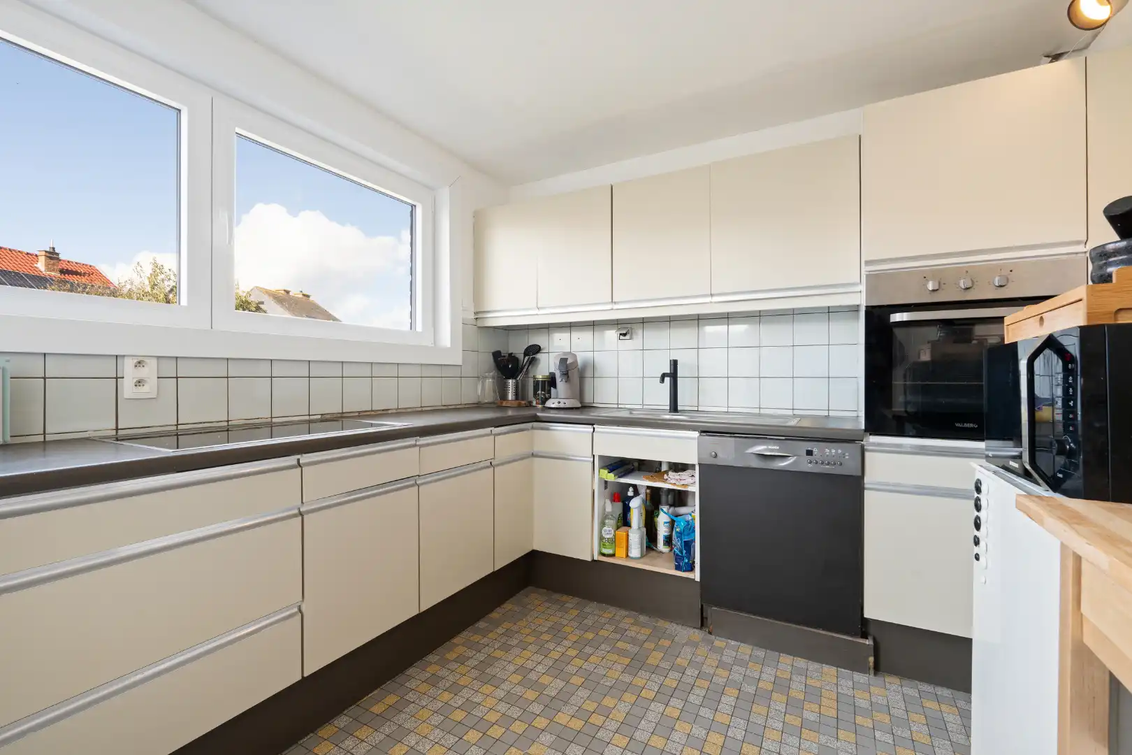 Lichtrijke bel-etage met 4 slaapkamers, garage en zonnige leefruimtes in het gegeerde Mariakerke foto 8