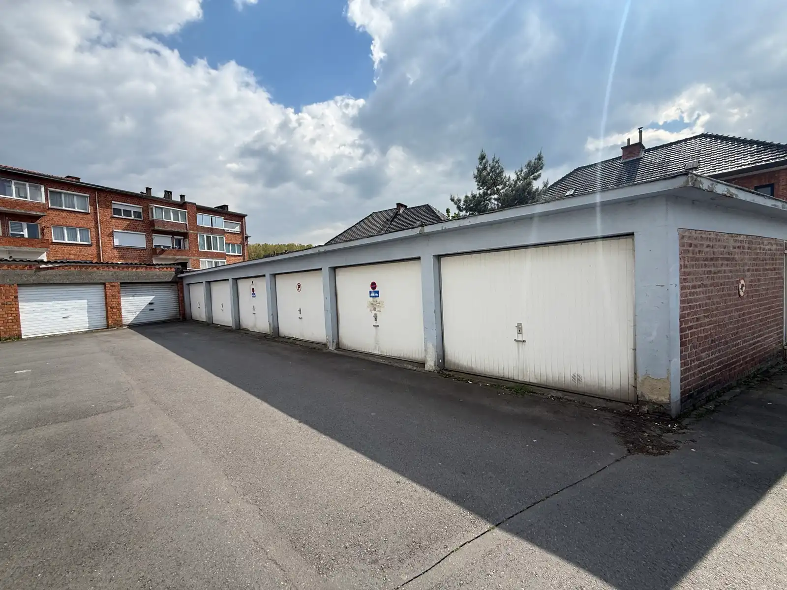 Garagecomplex met 6 à 7 garageboxen  foto {{pictureIndex}}