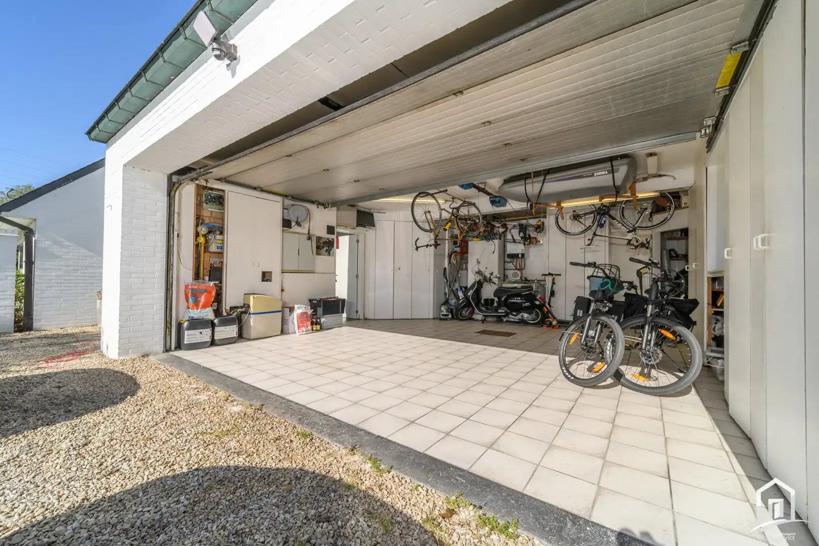Instapklare villa met 3 SLK's, garage en riante tuin met zwembad foto 21