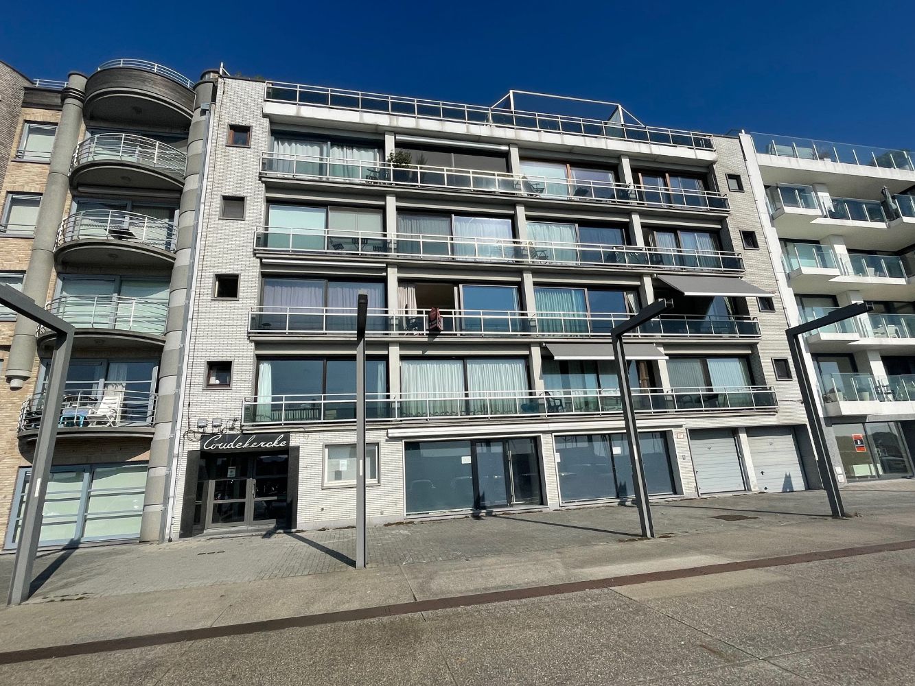 Ruime studio met zonnig terras en uitzicht op de boten  in de Haven van Zeebrugge . Er is een mogelijkheid om een garagebox in het gebouw bij te huren. En dit op het gelijkvloers. Dichtbij de gezellige restaurantjes in Zeebrugge. foto {{pictureIndex}}