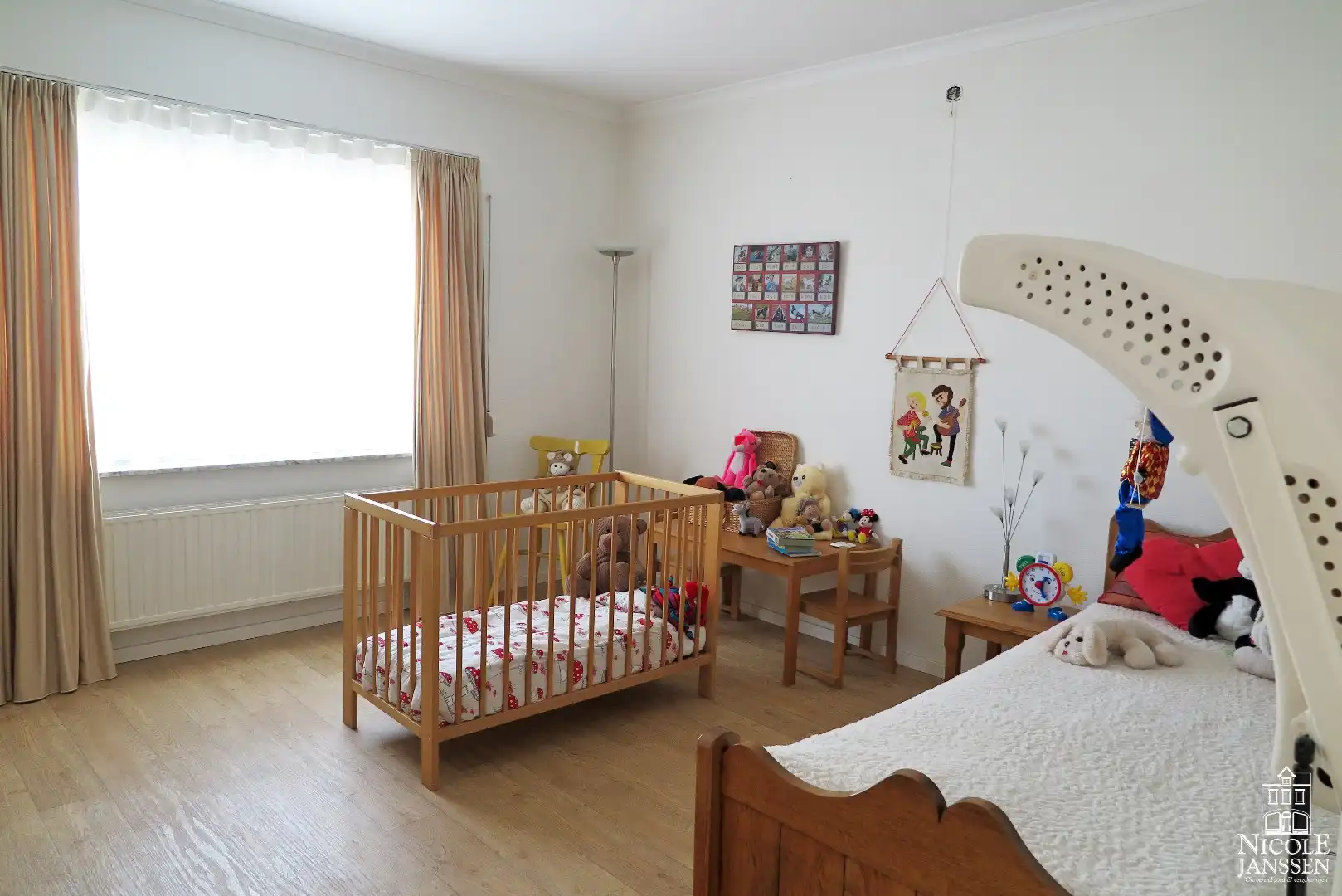 Praktisch split-level huis met mooi aangelegde tuin, zwembad en inpandige garage foto 13