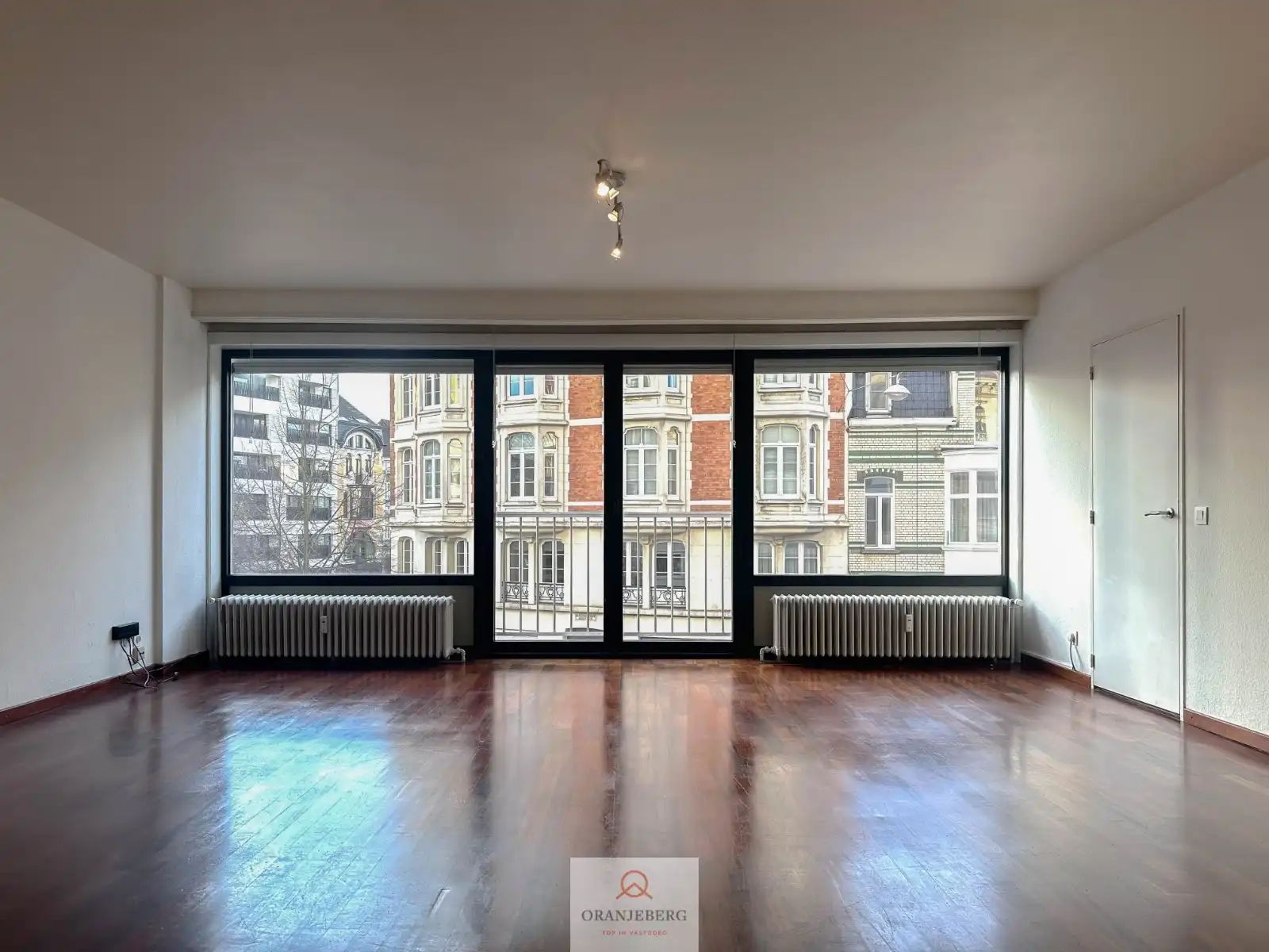 Ruim appartement vlakbij Station Gent Sint-Pieters foto {{pictureIndex}}