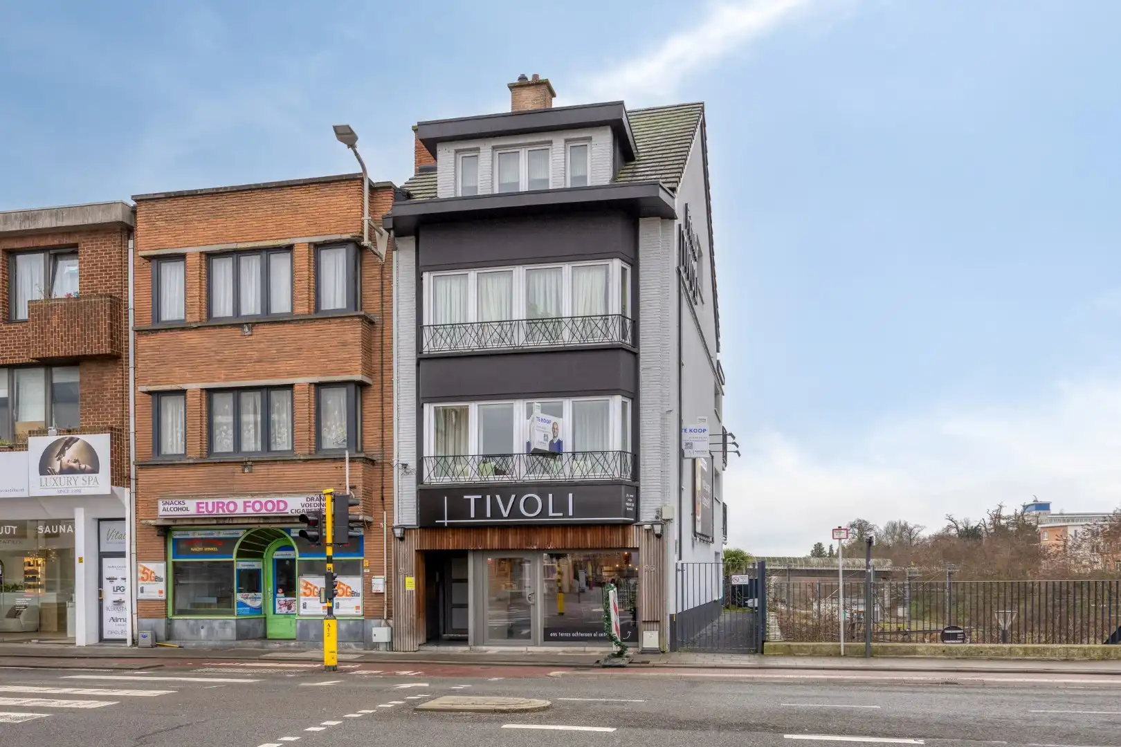 Opbrengsteigendom met handelspand en 3 appartementen te koop in Heverlee op een super ligging! foto {{pictureIndex}}